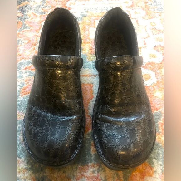 B.O.C. Born Black Gray Faux Leather Croc Reptile Closed Back Clogs Women's 10 - Picture 3 of 6